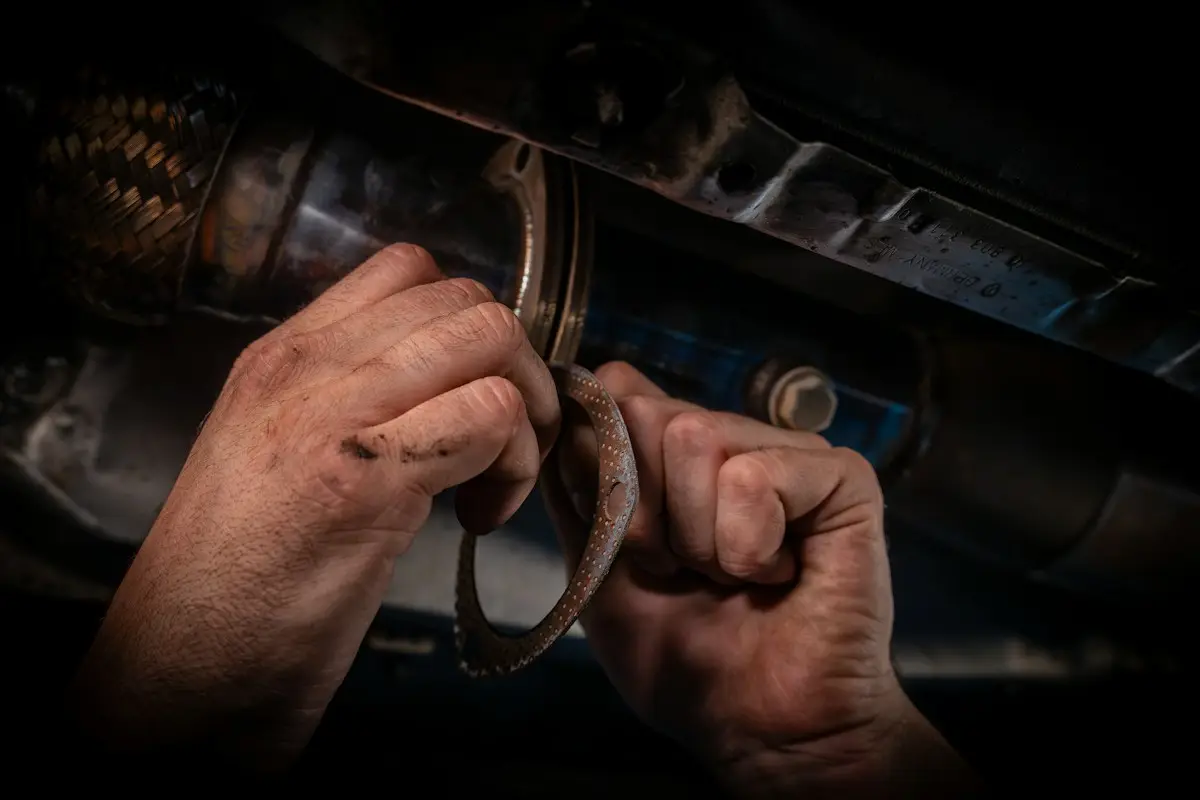 Reparación en los bajos de un coche