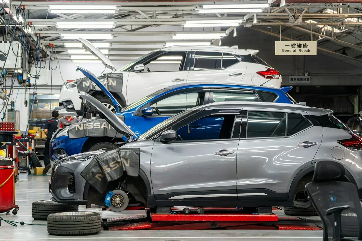 Coches en reparación dentro del taller